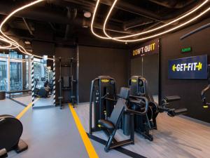 ibis Styles Manila Araneta City的健身中心和/或健身设施