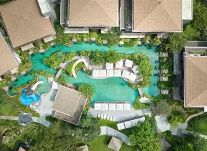 ナ・ジョムティエンにあるAndaz Pattaya Jomtien Beach, a Concept by Hyattのウォータースライダー付きのプールのオーバーヘッドビュー