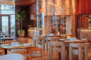 Restoran või mõni muu söögikoht majutusasutuses Waldorf Astoria Doha West Bay