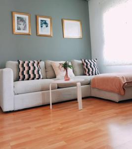瓦倫西亞的住宿－Santos Studio 2，客厅配有沙发和桌子