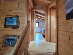 a hallway in a log cabin with wooden walls at Casa Vacanza Fedra - Trepalle Livigno in Livigno