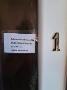 Una puerta con una señal número uno. en Balaton Beach Gyenesdiás en Gyenesdiás