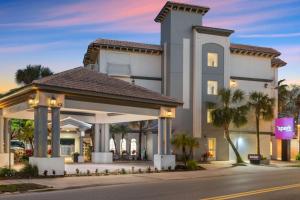 un gran edificio con palmeras delante en Spark By Hilton St. Augustine Historic District, en St. Augustine