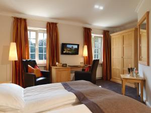 馬林費爾德的住宿－克勞斯特普弗特皇宮酒店，酒店客房,配有一张床、一张桌子和椅子