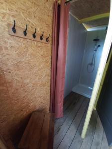 Koupelna v ubytování Tipi du petit villers