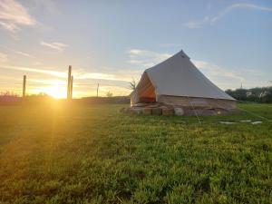 Východ nebo západ slunce při pohledu z luxury tent nebo okolí