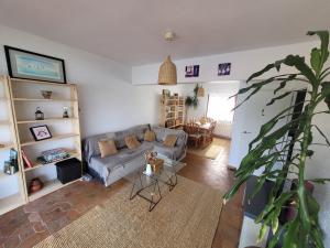 ein Wohnzimmer mit einem Sofa und einem Tisch in der Unterkunft Duplex con Vistas a la Ria in Miengo