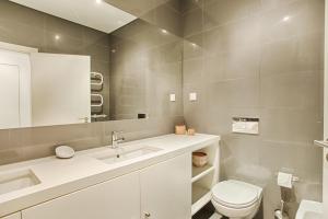 リスボンにあるBmyGuest - Prestige Palace Apartmentのバスルーム(白い洗面台、トイレ付)