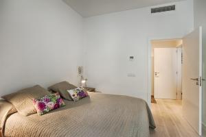 una camera con un letto con due cuscini sopra di BmyGuest - Prestige Palace Apartment a Lisbona