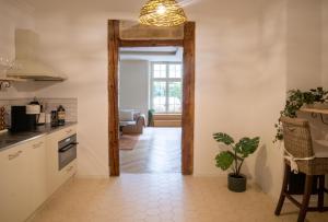 een keuken met een deur naar een woonkamer bij Exklusives Stadt - Apartment mit 2 Schlafzimmern und privater Innenhofterrasse in Bern