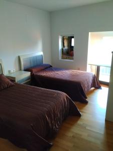A bed or beds in a room at Casa das Hortas