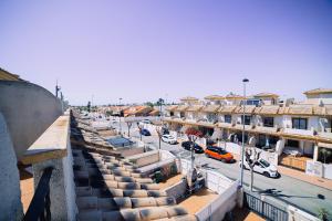 widok na miasto z parkingiem w obiekcie Casa Mar Menor w mieście Santiago de la Ribera