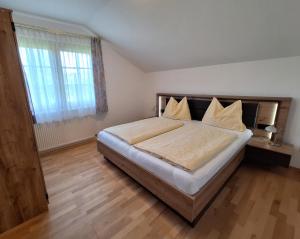Un dormitorio con una cama grande y una ventana en Appartement Panorama en Gröbming