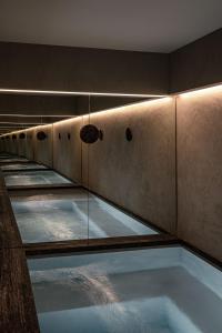 巴黎Norman Paris Hôtel & Spa的房间里的一排水箱