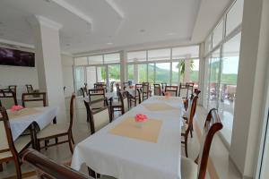 A restaurant or other place to eat at Seaview Bunec