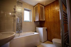 La salle de bains est pourvue d'une baignoire, de toilettes et d'un lavabo. dans l'établissement Riverside Apartman Szentendre, à Szentendre