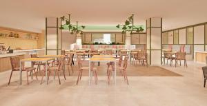 un restaurante con mesas y sillas en una habitación en Hotel LIVVO Anamar Suites en Playa del Ingles