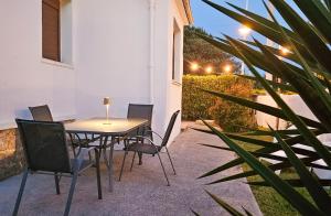 a table and chairs on a patio with a plant at LAS CASITAS DEL VERDEL in Suances
