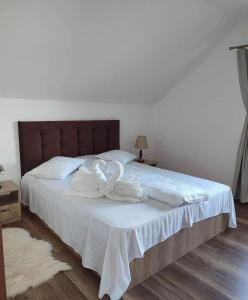 Ένα ή περισσότερα κρεβάτια σε δωμάτιο στο Casa de vacanță +15 φωτογραφίες