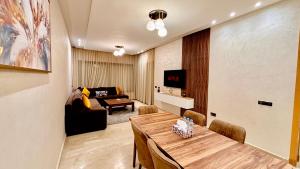 - un salon avec une table et un canapé dans l'établissement Luxury garden loft tamaris, à Tamaris