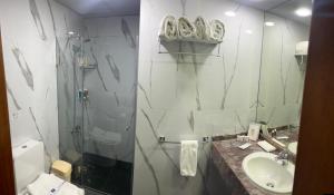 Um banheiro em El Sheikh Suites Hotel