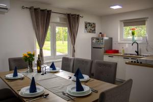 una cucina con un tavolo su cui sono appoggiati cappellini da festa blu. di Kuća za odmor Sunset a Daruvar