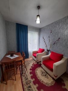 un soggiorno con due divani e un tavolo di Guesthouse of Irina a Chvabiani