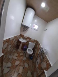 un bagno con un water e un lavandino di Guesthouse of Irina a Chvabiani