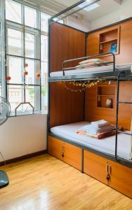 Katil dua tingkat atau katil-katil dua tingkat dalam bilik di Primrose Homestay Cao Bang
