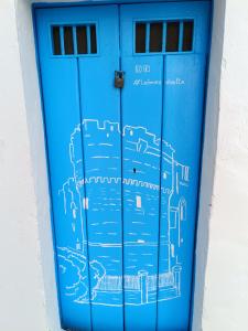 een blauwe deur met een tekening erop bij La Dimora di Netta in Carovigno