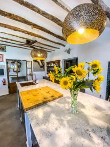 une cuisine avec une table et un vase de fleurs dans l'établissement Cueva Ventica, à Benamaurel