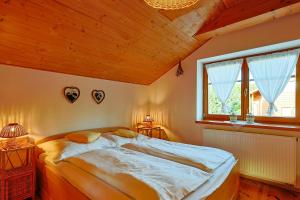 Posteľ alebo postele v izbe v ubytovaní Apartmány Anička ubytovanie region Liptovský Mikuláš