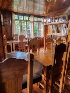 comedor con mesa de madera y sillas en Rm 207 Mhapiya-aw Pensione Inn, en Sagada