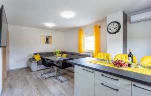 Una cocina y una sala de estar con un sofá y una mesa. en Pet Friendly Home In Pula With Wifi, en Pula