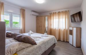Un dormitorio con una cama y un televisor. en Pet Friendly Home In Pula With Wifi, en Pula 33 fotos más