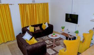 ein Wohnzimmer mit 2 Sofas und einem Tisch in der Unterkunft Perfection in Meru