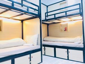Katil dua tingkat atau katil-katil dua tingkat dalam bilik di Primrose Homestay Cao Bang