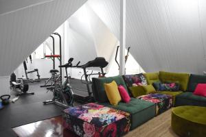 sala de estar con sofá y equipamiento para hacer ejercicio en Impresionante Casa de Lujo en Boó de Piélagos
