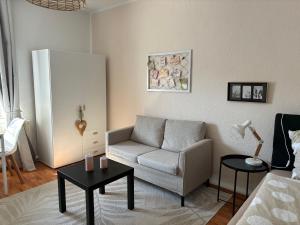 sala de estar con sofá y silla en Kleines Apartment in Marl WG 2, en Marl