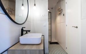 ein Badezimmer mit einem weißen Waschbecken und einem Spiegel in der Unterkunft Torre con vistas in Tossa de Mar