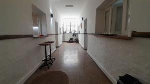 Un pasillo con un taburete en una habitación. en Casa amplia y confortable, totalmente amoblada, quincho con asador, excelente ubicación, en Santiago del Estero