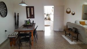 una sala de estar con una mesa y un sofá en Casa amplia y confortable, totalmente amoblada, quincho con asador, excelente ubicación, en Santiago del Estero