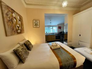1 dormitorio con 1 cama con 2 toallas en United Lodge Hotel, en Londres