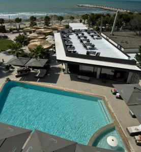 an overhead view of a swimming pool at a resort at Comfort Suites in Golem