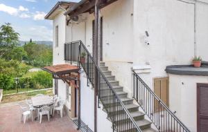En balkon eller terrasse på Stunning Home In Alanno With Wifi