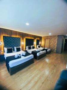 um grande quarto de hotel com duas camas e sofás em Nişantaşı Diamond Hotel em Istambul