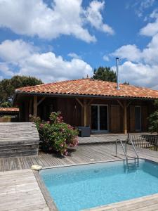 Πισίνα στο ή κοντά στο Maison bois chez M&D