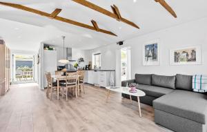 Ruang duduk di 2 Bedroom Awesome Home In Jægerspris