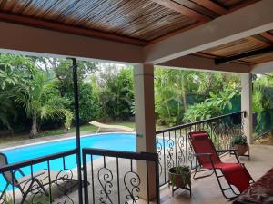 desde el balcón de una casa con piscina en Secluded luxury villa with pool views privacy en Rivière Noire