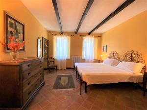 1 dormitorio con 1 cama grande y vestidor en B&B Tenuta Montegrande, en San Salvatore Monferrato